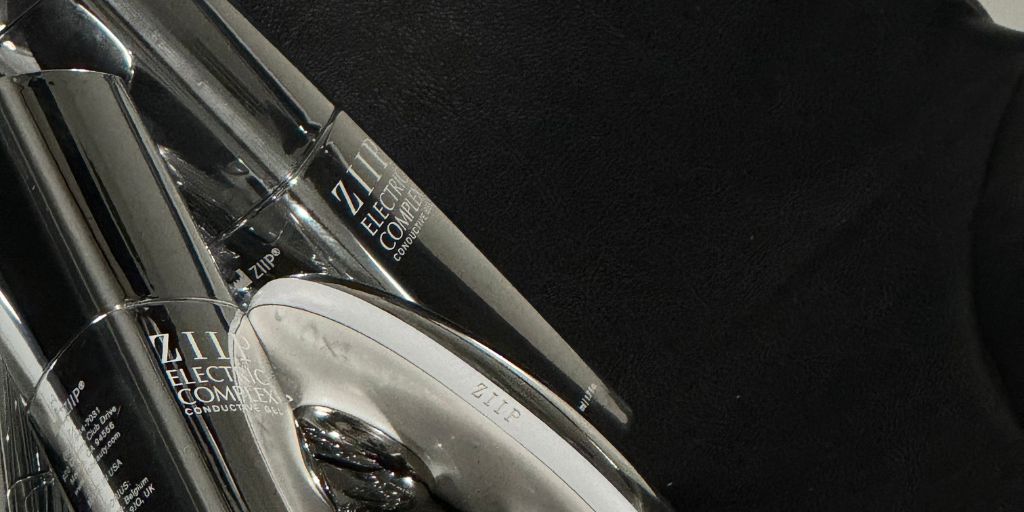 Close-up of ZIIP HALO and Electric Complex Gel reflected on a mirrored tray.